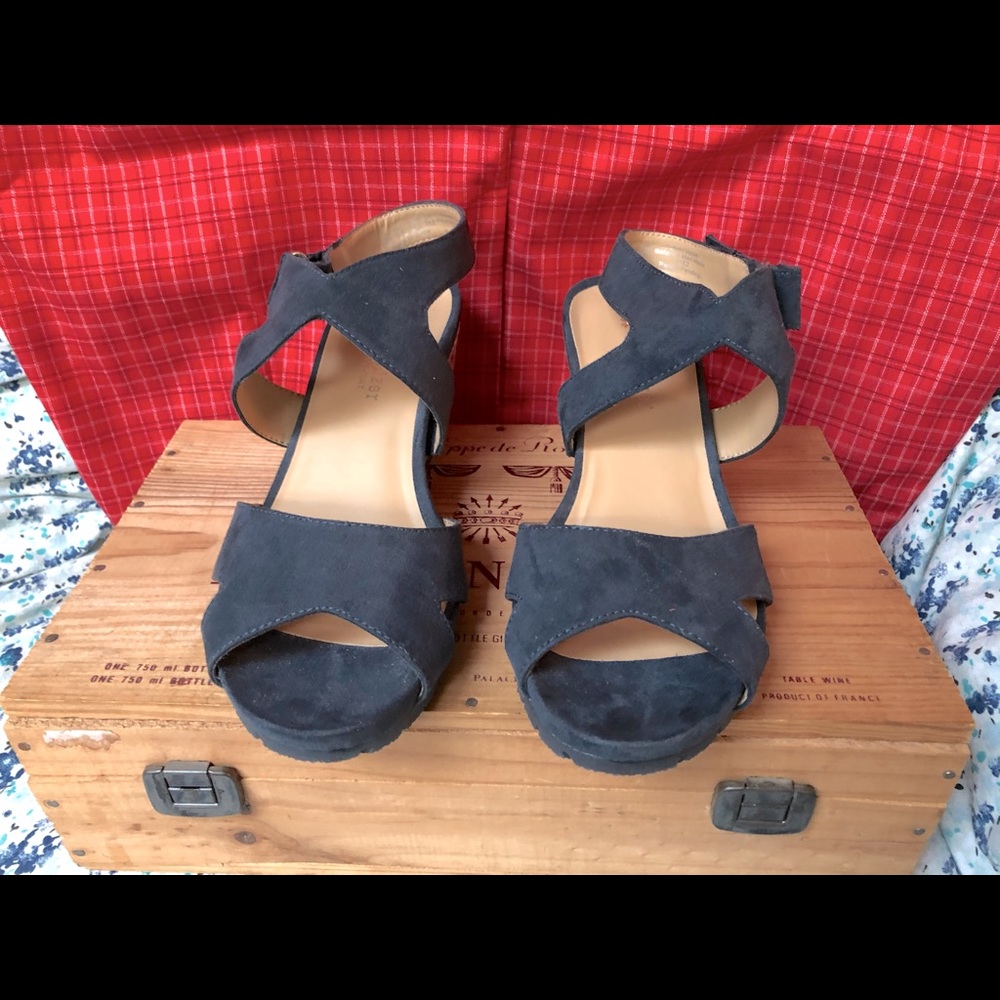 Blue suede naturalizer N5 comfort sandal.